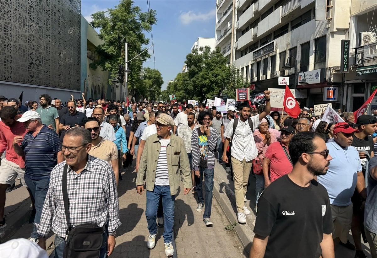 Tunus'ta binlerce kişi iktidar karşıtı gösteri düzenledi