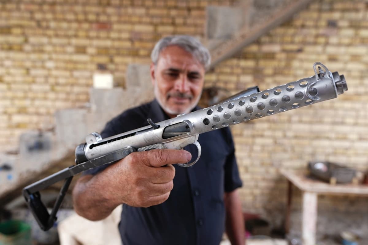 Iraklı mucit hurda demirleri uçak ve füze maketlerine dönüştürüyor