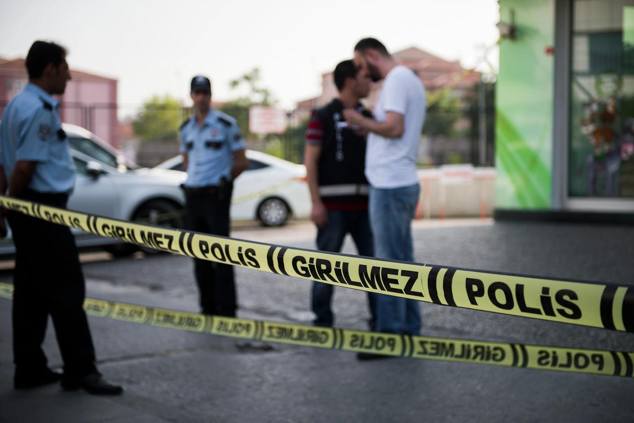 Yüksek sesle müzik dinleyen grup polise saldırdı