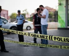 Uyarılara rağmen yüksek sesle müzik dinleyen grup polise saldırdı