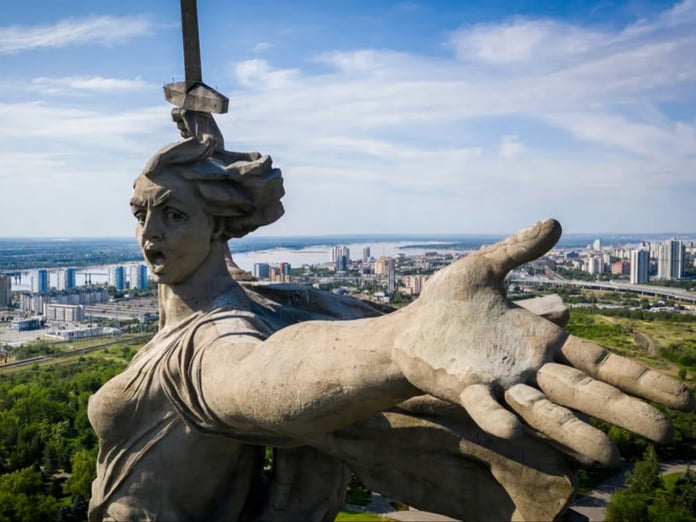 85 metrelik tarihi heykelden ceset çıktı