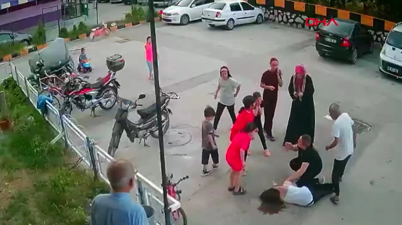 Ecrin’den çocuklara pasta ve oyuncak sürprizi