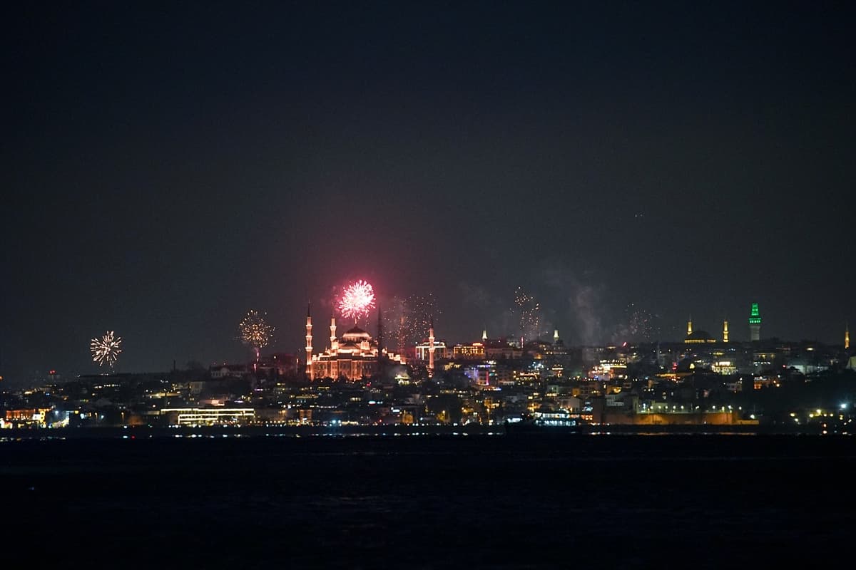 Yurdun farklı illerinde yılbaşı coşkuyla kutlandı
