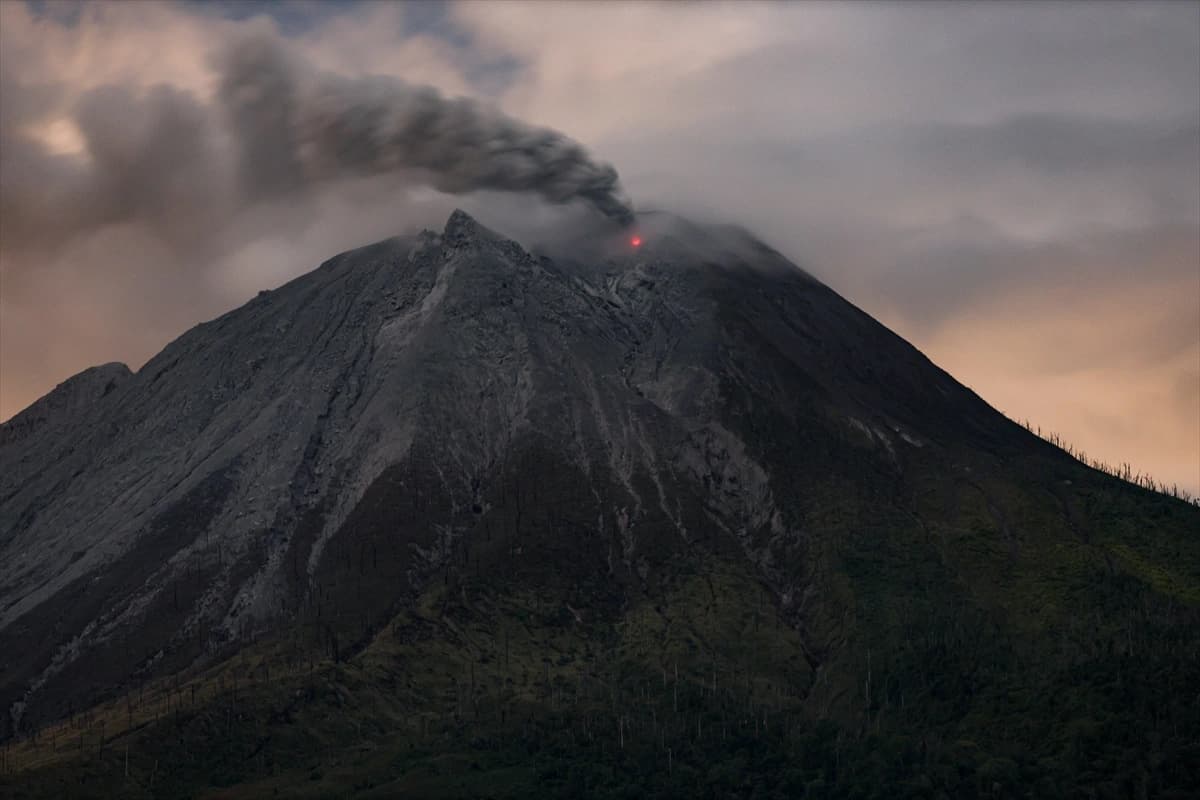 Sinabung Yanardağı'nın patlama anı kameralara yansıdı