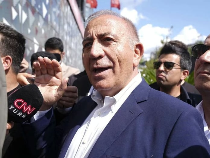 Gürsel Tekin göreve devam edecek