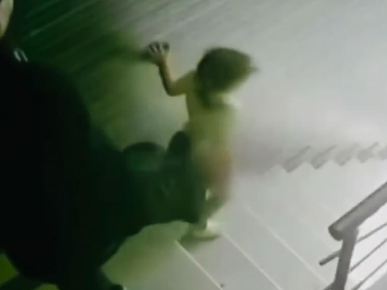 Cani babanın tekme attığı çocuğu merdivenlerden yuvarlandı