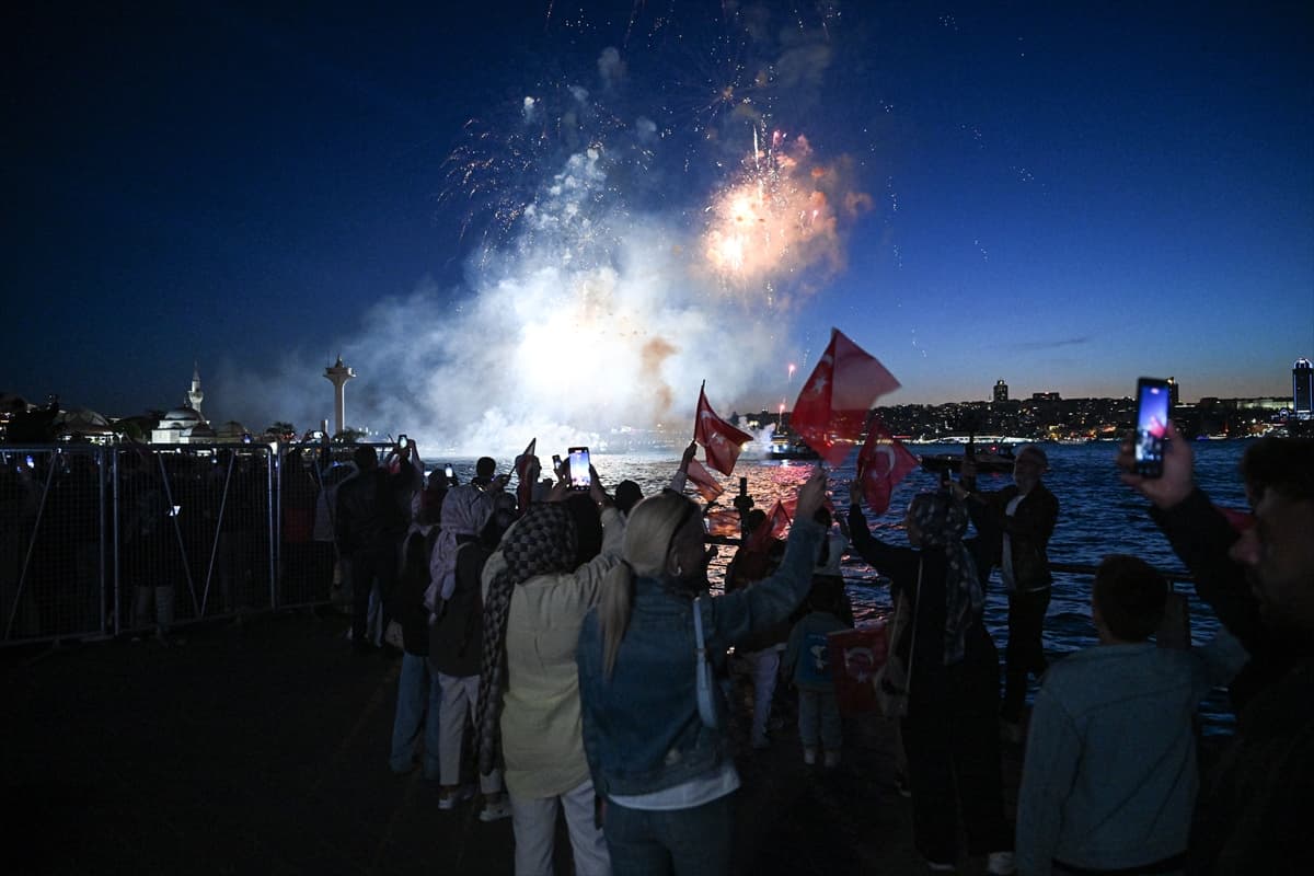İstanbul'un fethinin 573. yıl dönümü dün gece böyle kutlandı! İşte o görsel şölen...