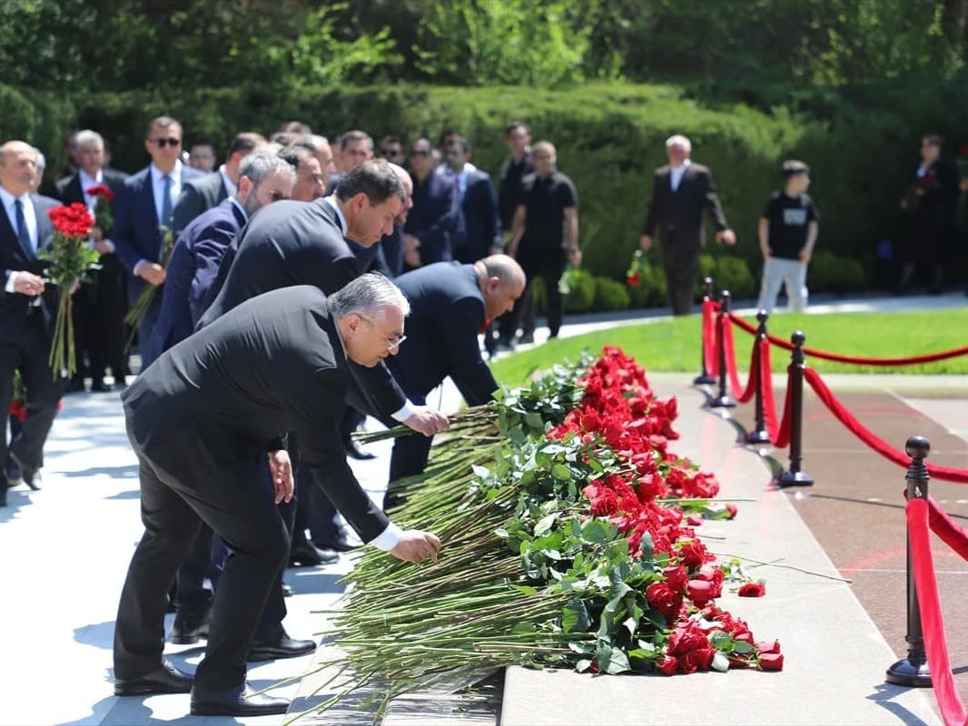 Haydar Aliyev mezarı başında anıldı