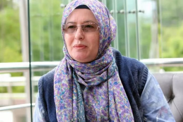 Yazar Berrin Sönmez'den Diyanet hutbesine sert tepki: Başımı açarım