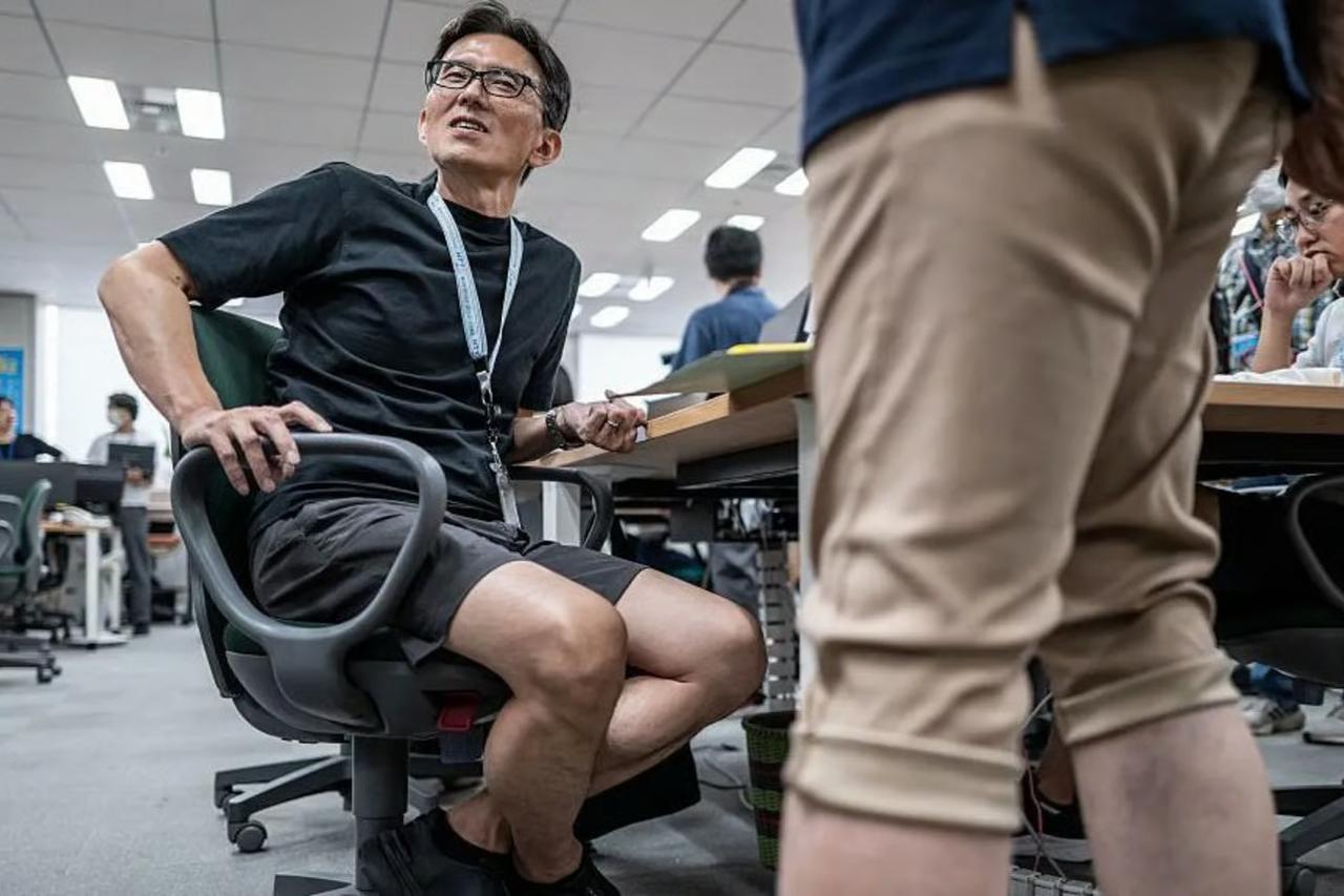 Tokyo'da iş yerinde şort giyme tartışması