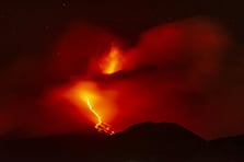 Etna Yanardağı lav püskürtmeye devam ediyor