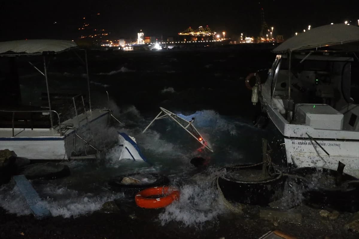 Hatay'da şiddetli fırtına hayatı felç etti