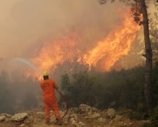 Türkiye yangınlarla boğuşuyor: Antalya'dan Karabük'e çok sayıda noktada yeni yangınlar çıktı