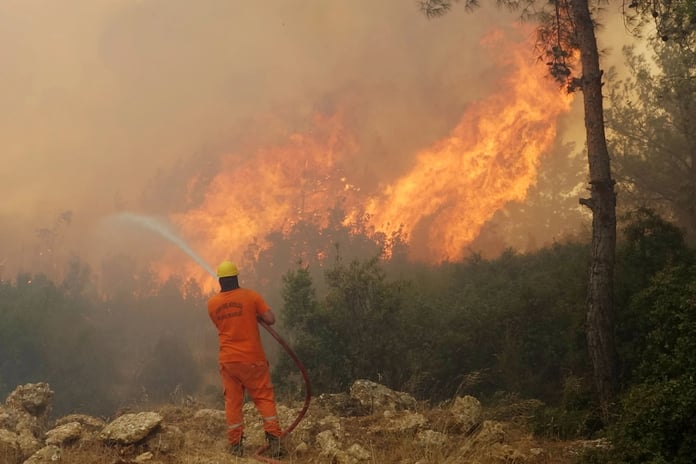 Türkiye yangınlarla boğuşuyor: Antalya'dan Karabük'e çok sayıda noktada yeni yangınlar çıktı