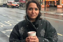 Kahvesini rögar kapağına döken Türk 150 sterlin ceza yedi