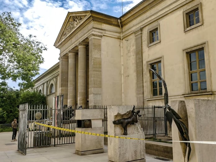 Paris’te müzeden 700 bin dolarlık altın çalındı