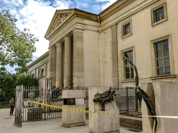 Paris’te müzeden 700 bin dolarlık altın çalındı