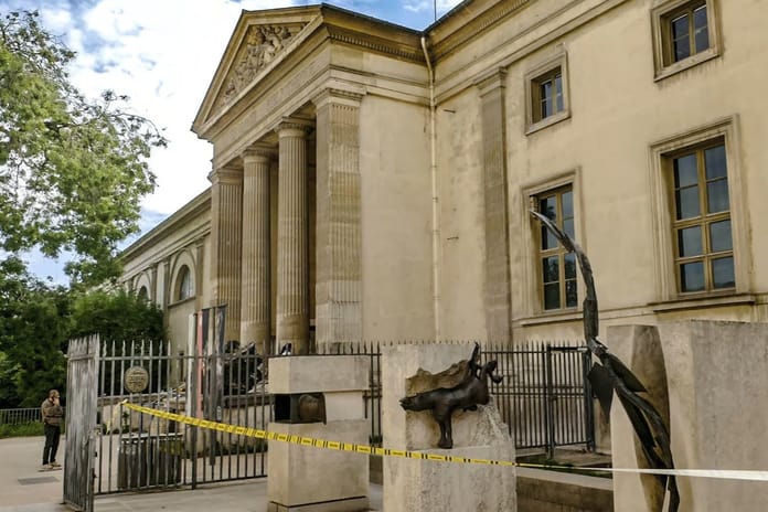 Paris’te müzeden 700 bin dolarlık altın çalındı