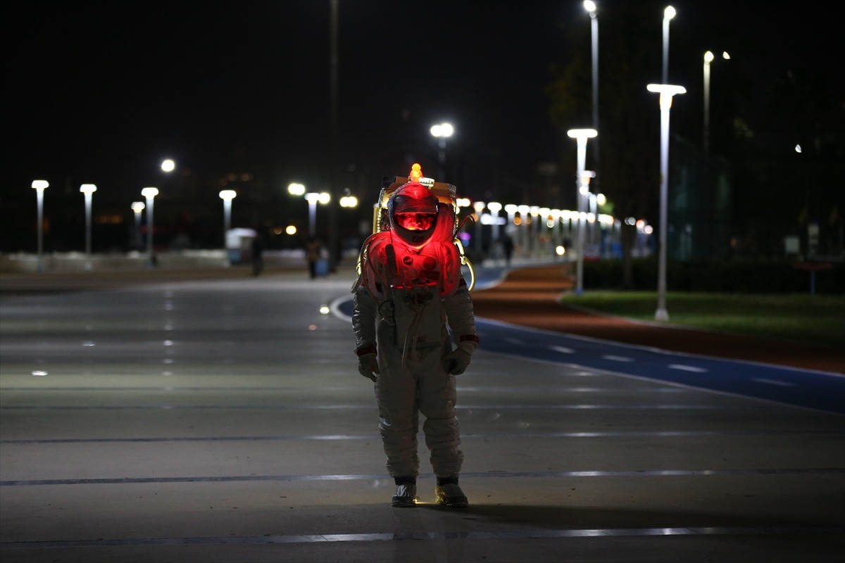 Mersinli astronot sokaklarda