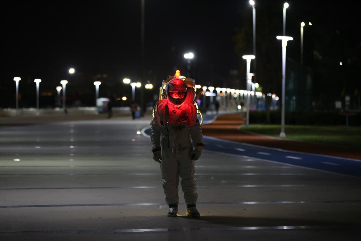 Mersinli astronot sokaklarda