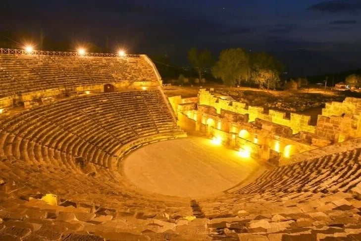 Tlos Antik Kenti'nin tiyatrosu güneş enerjisiyle aydınlandı