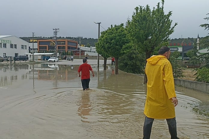 Tosya OSB'de üretim durdu: Sağanak hayatı olumsuz etkiledi