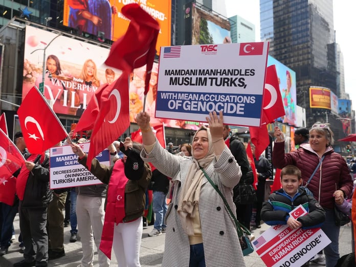 Türklerden iftiralara karşı Times Meydanı'nda görkemli yürüyüş