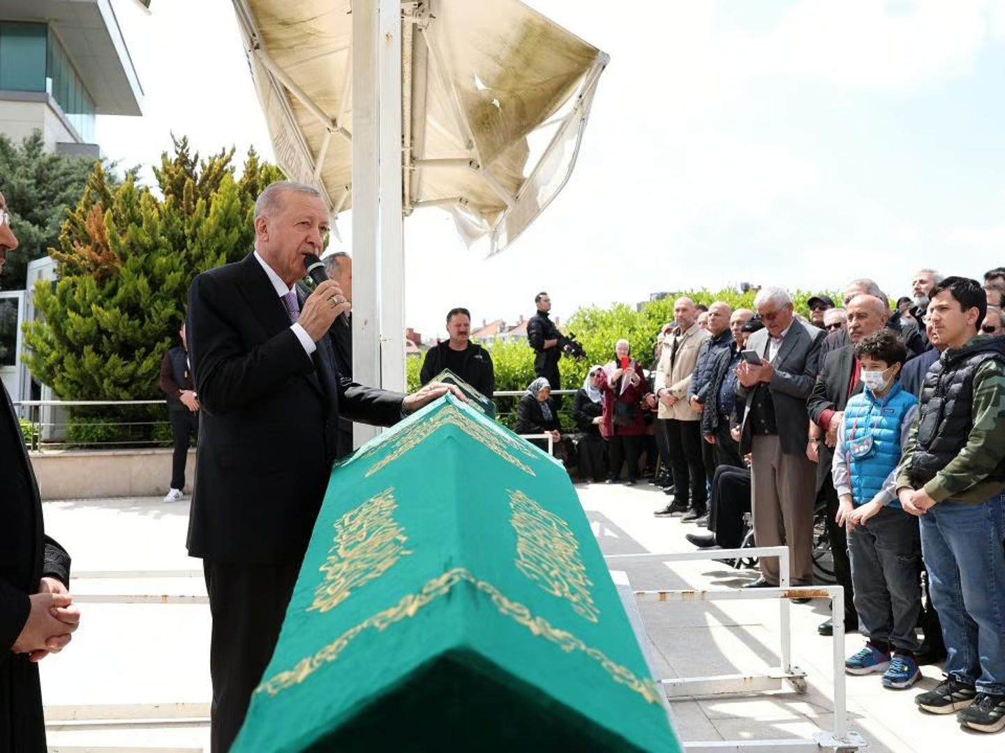 Cumhurbaşkanı Erdoğan Arapça öğretmenini son yolculuğuna uğurladı