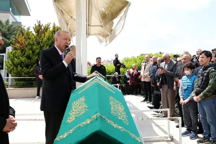 Cumhurbaşkanı Erdoğan Arapça öğretmenini son yolculuğuna uğurladı