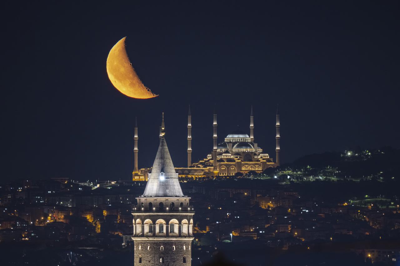 İstanbul'da farklı zamanlarda çekilmiş Ay fotoğrafları