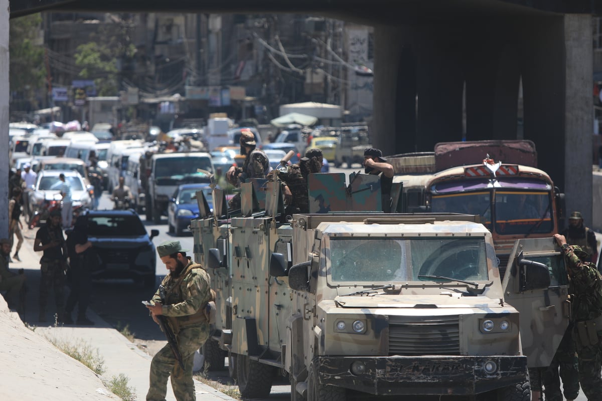 Suriye'de güvenlik güçleri ile Dürzi toplumuna bağlı askeri gruplar arasında çatışma yaşandı. (AA)