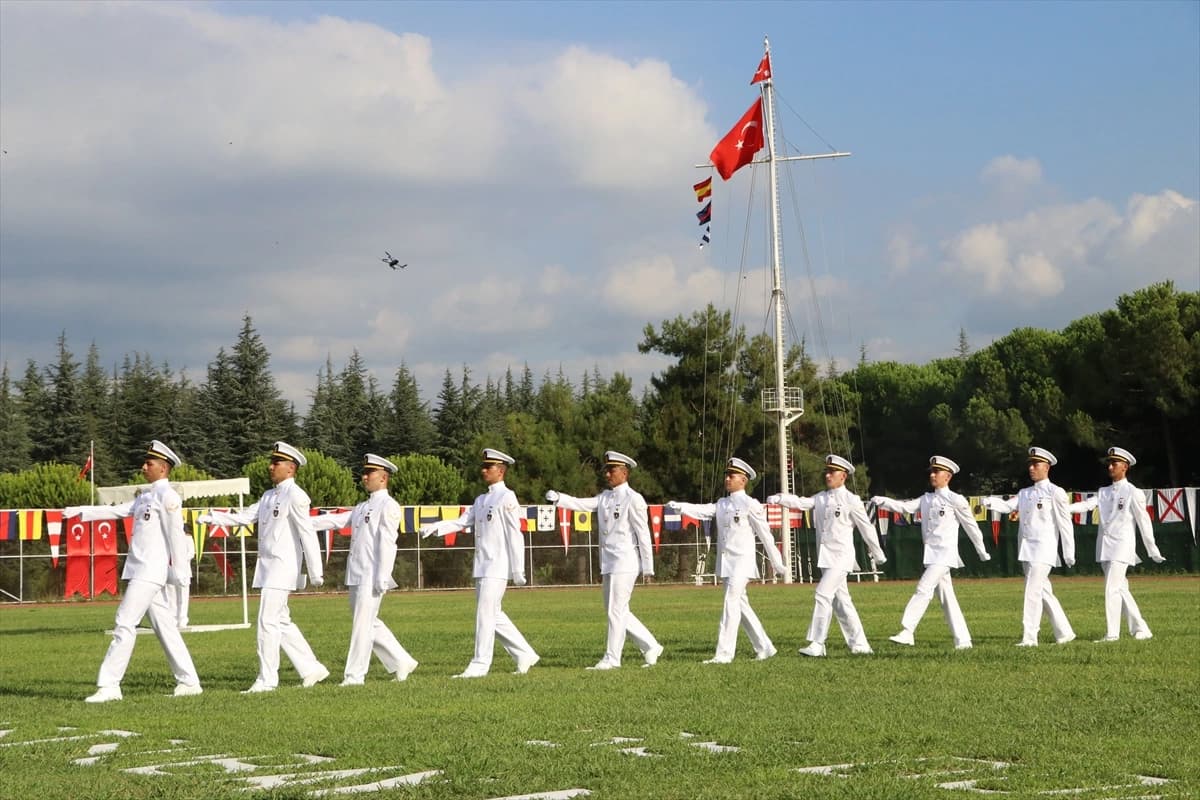 DAMYO'da mezuniyet sevinci: Genç astsubay çavuşlar donanmaya katıldı