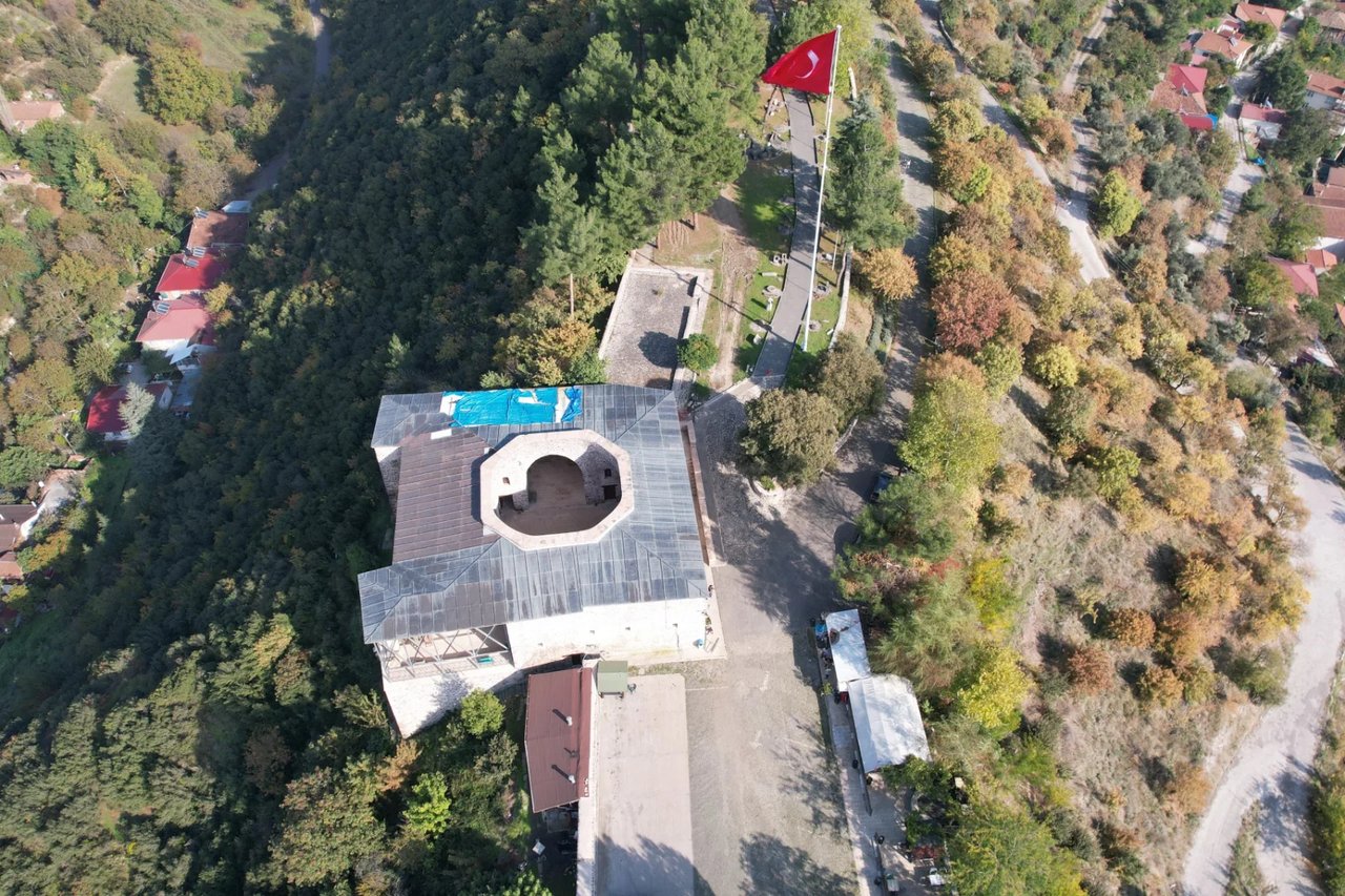 9 asırlık Yağıbasan Medresesi'nin hasarlı çatısında brandalı önlem alındı