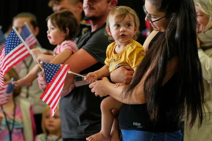 Trump yönetiminden beyaz Güney Afrikalılara mülteci statüsü