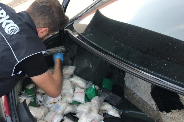 Malatya'da otomobilde büyük uyuşturucu hap operasyonu