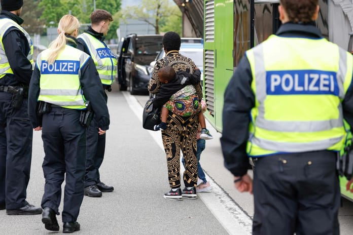 Almanya'da polis 12 yaşındaki işitme engelli kızı silahla vurdu