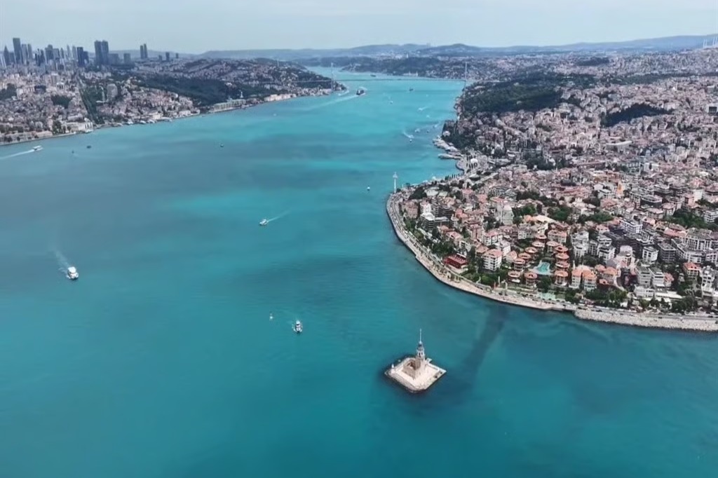 İstanbul Boğazı büyüleyici bir veda hediyesi sundu