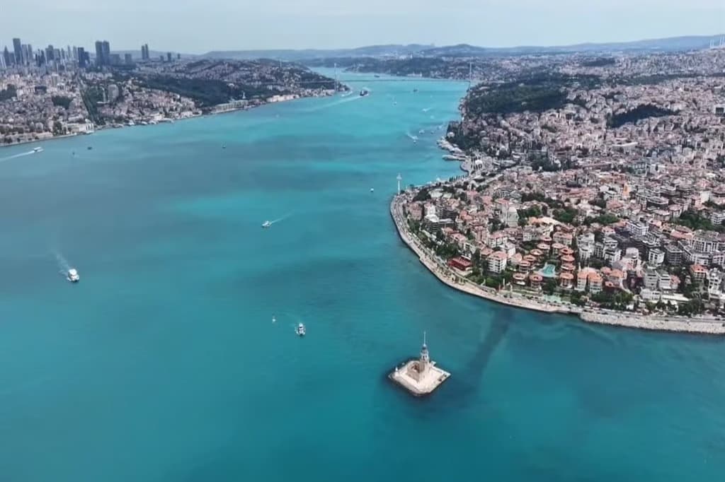 Turkuaz renge bürünen İstanbul Boğazı havadan görüntülendi 
