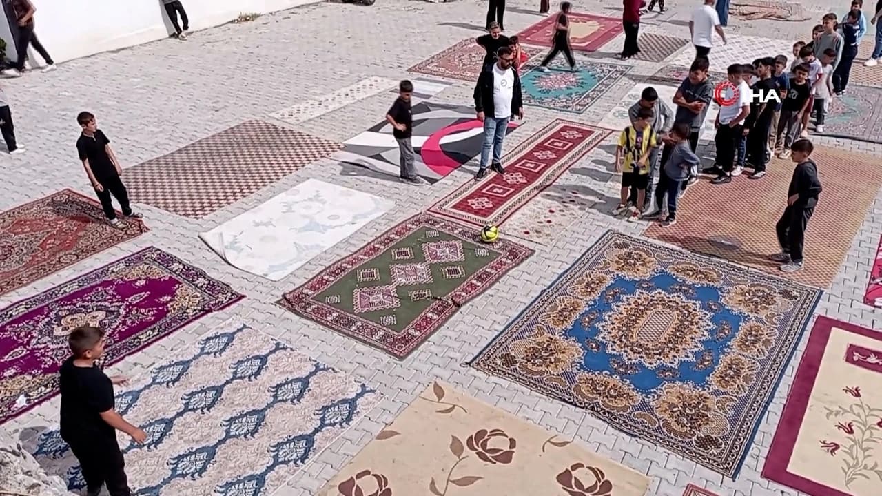 Çocukların halı sahasına anlamlı destek