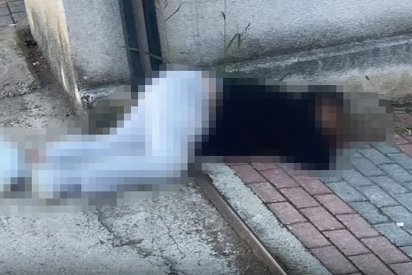 Eşini sokak ortasında silahla öldürdü 