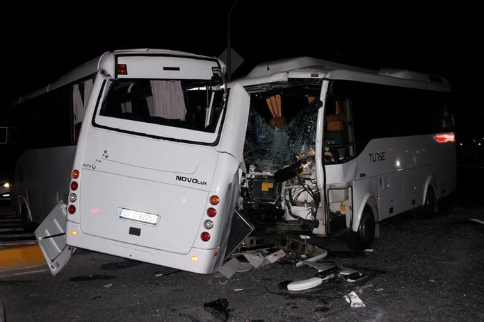 Antalya'da zincirleme midibüs kazası 6 yaralı