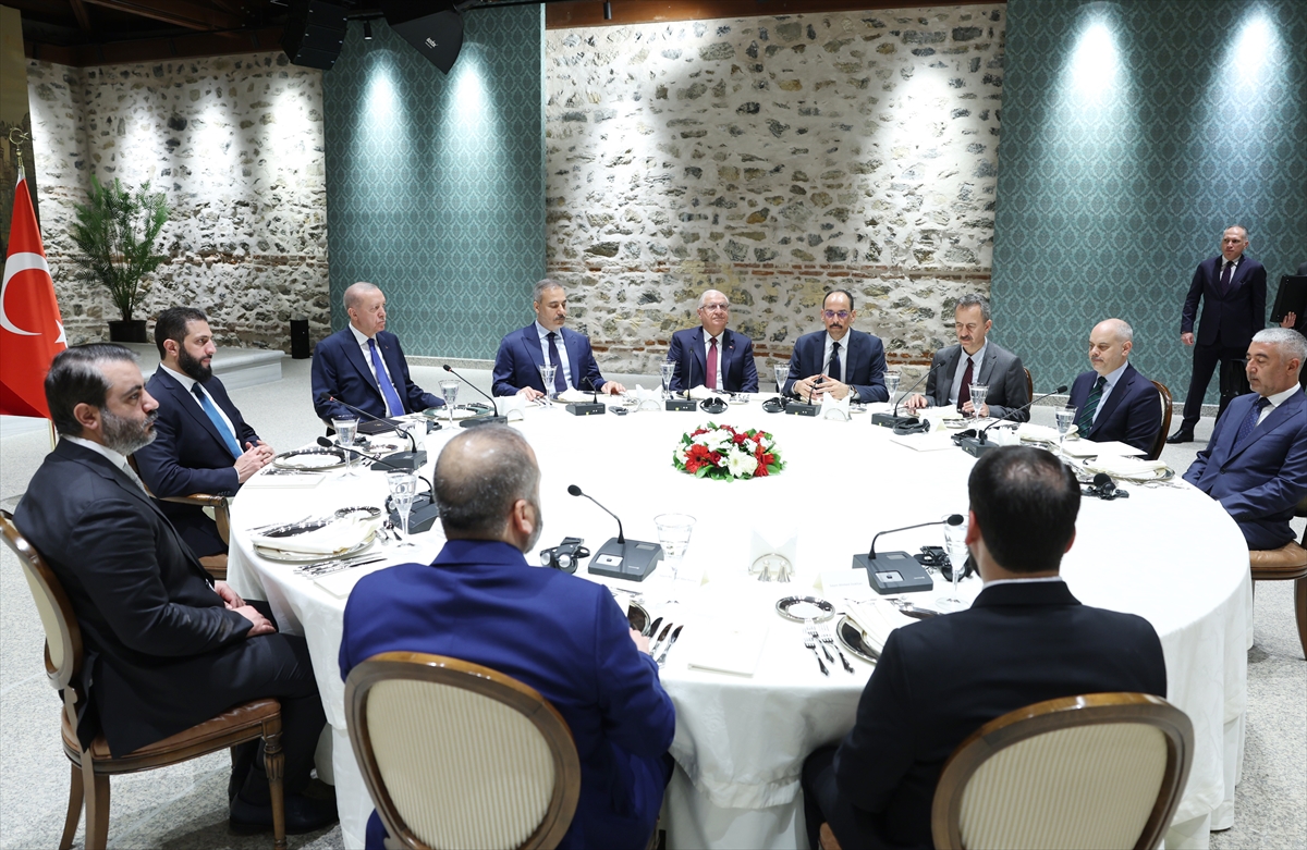 Cumhurbaşkanı Recep Tayyip Erdoğan, Suriye Cumhurbaşkanı Ahmed Şara ile bir araya geldi. (AA)