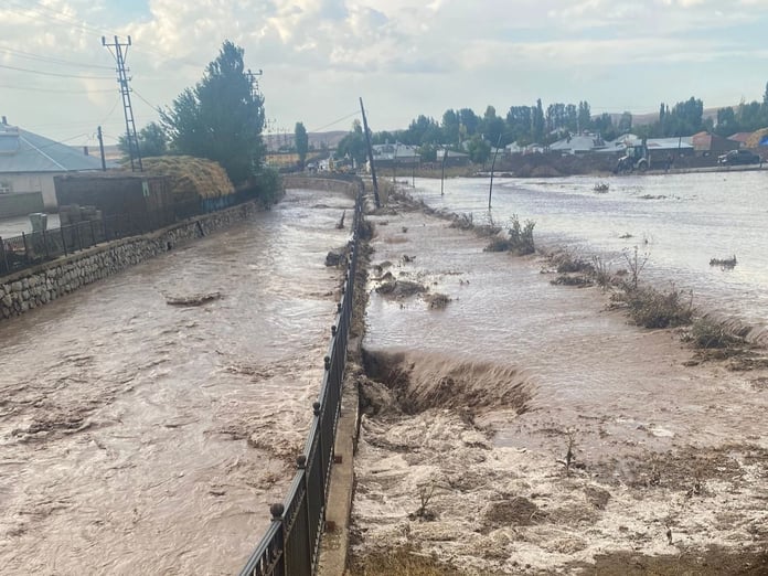 Van'da sağanak yağış sel oldu: İki mahalle su altında kaldı