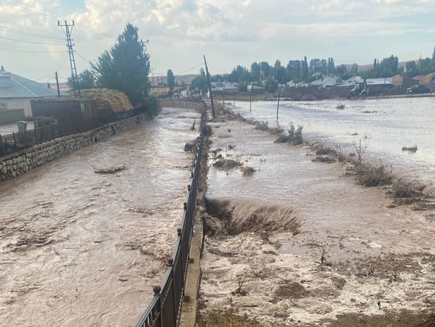 Van'da sağanak yağış sel oldu: İki mahalle su altında kaldı