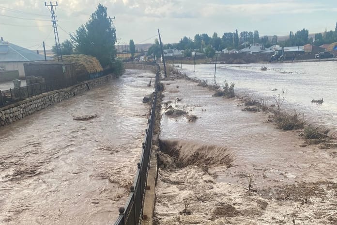 Van'da sağanak yağış sel oldu: İki mahalle su altında kaldı