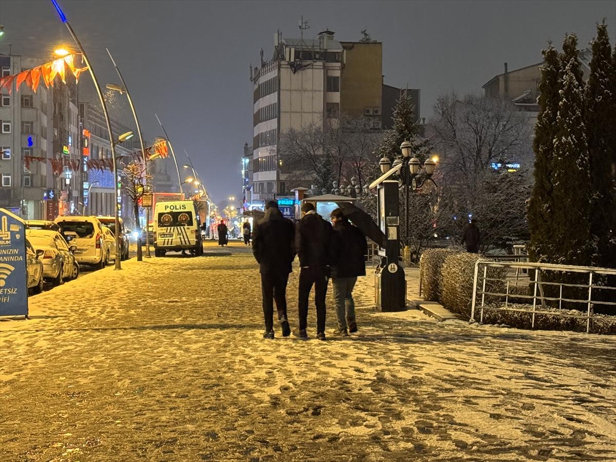 Bahar beklerken kış geri döndü: Erzurum beyaza büründü