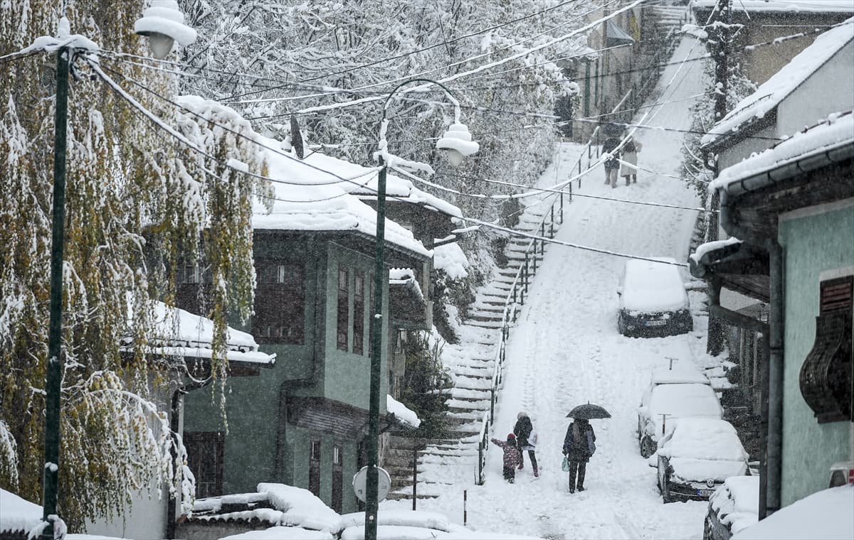 Bosna Hersek'in başkenti Saraybosna beyaza büründü