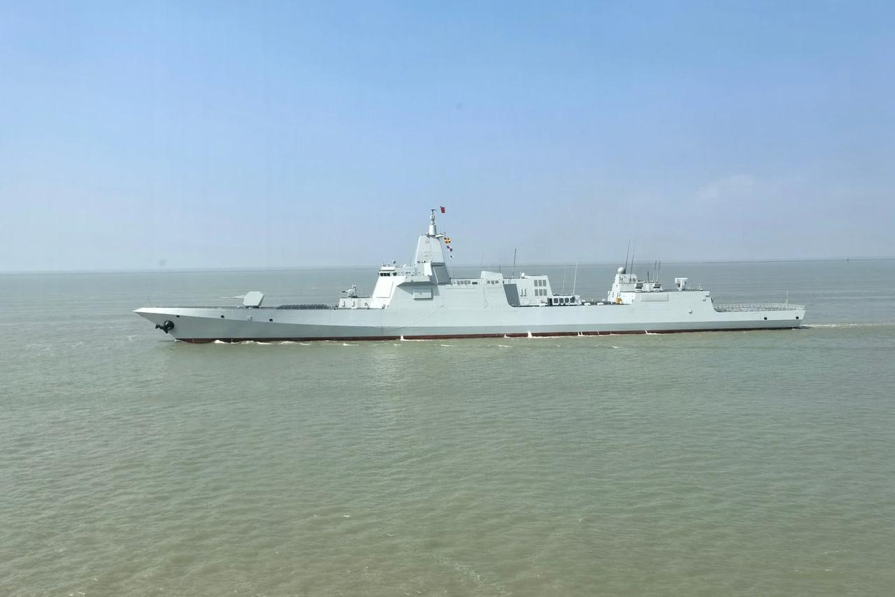 Çin iki yeni Type 055 destroyerini tanıttı