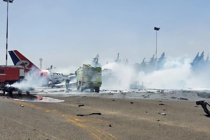 İsrail Sana Havalimanı'na saldırdı: Son uçak vuruldu