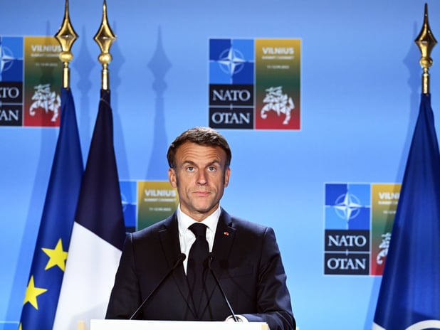 Macron, NATO üyeleri arasında ticaret savaşı yapmanın "saçmalık" olduğunu söyledi